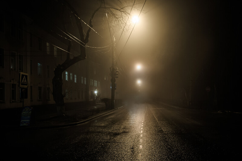 Donkere natgeregende weg