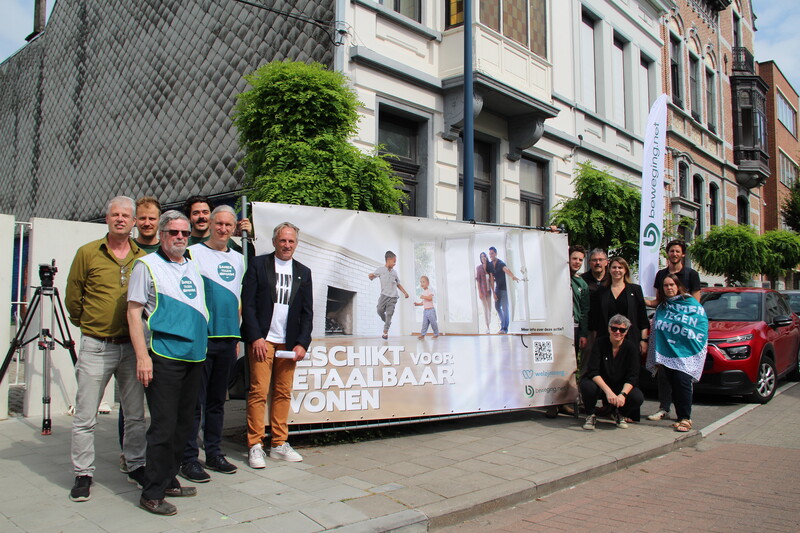 Beweging.net en Welzijnszorg voeren actie bij dit pand van het GO! in Vilvoorde.