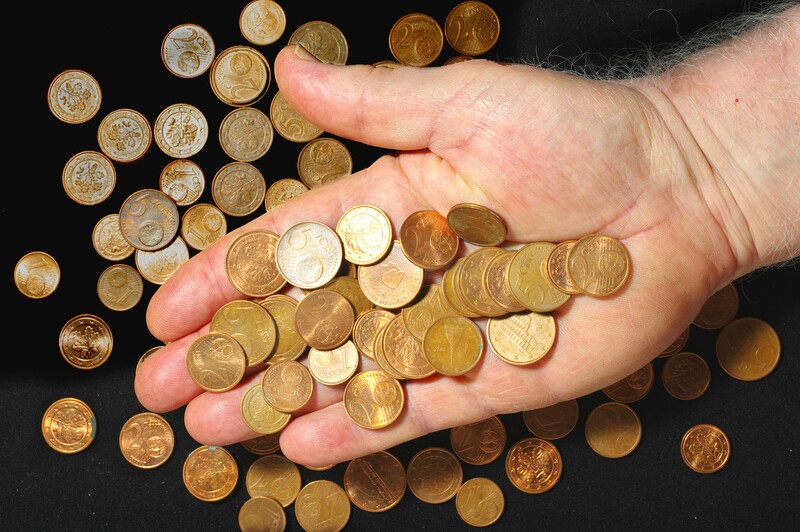 Hand met centmunten