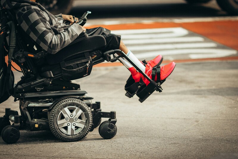 Man in elektrische rolstoel