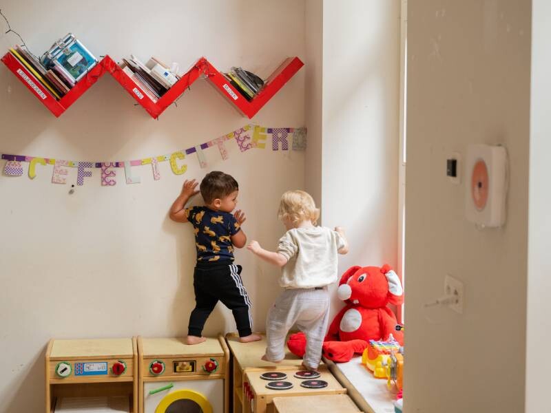 Kinderen kleuters spelen in kinderopvang