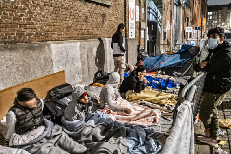 Jonge mannen wachten tevergeefs aan het Klein Kasteeltje in Brussel op een opvangplaats.