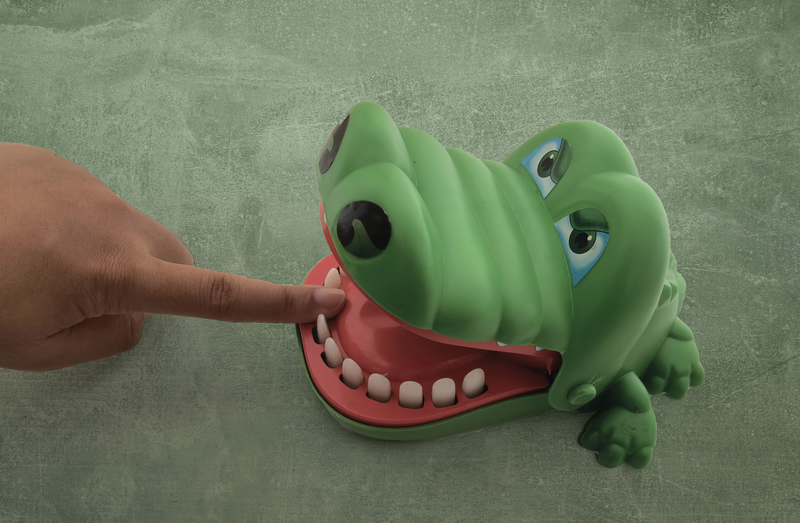 Speelgoedkrokodil om de tanden in te drukken zonder dat de bek dichtklapt