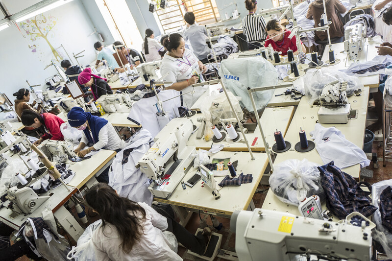 Cambodjaanse textielarbeidsters in kledingfabriek