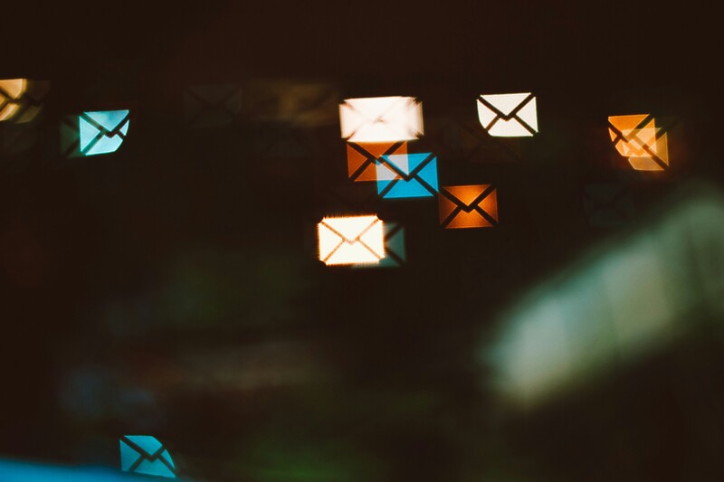 illustratie met e-mail envelopsymbolen