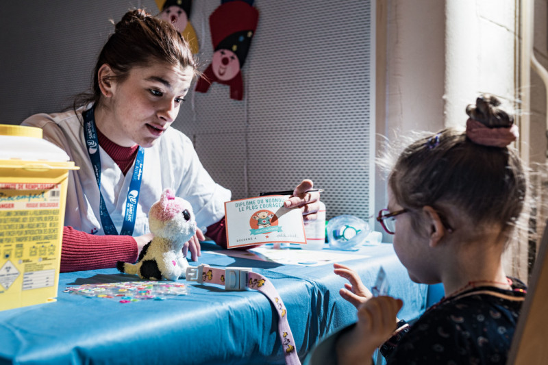 Kind op consultatie bij logopediste.