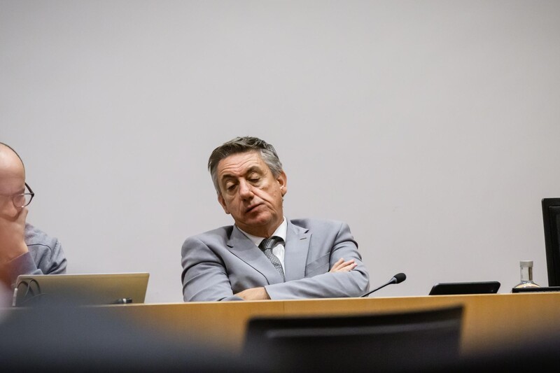 Jan Jambon minister kijkt bedrukt