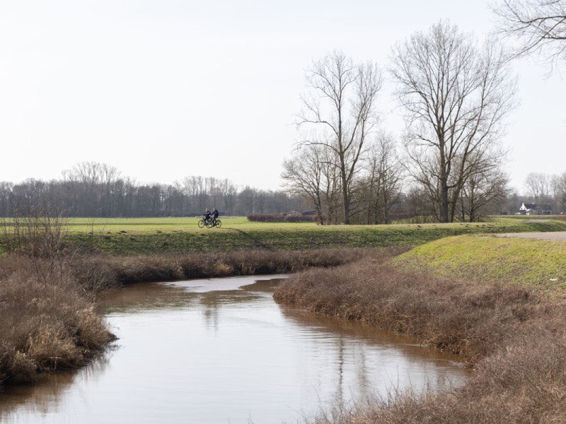 Landschapsbeeld kleine Nete met fietsers op de dijken