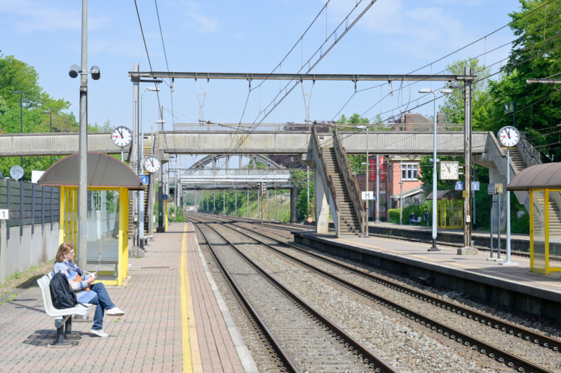 Station zonder treinen en klokken staan op 5 voor 12.