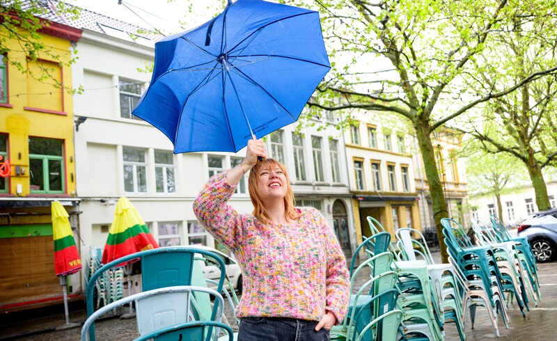 Vrouw met paraplu boven hoofd