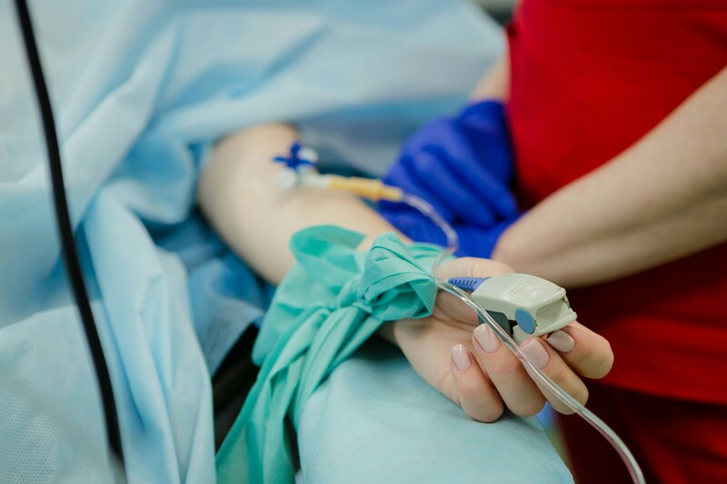 Persoon aan baxter in hospitaal