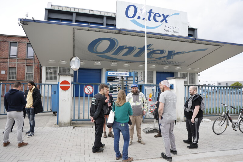 Verslagen werknemers bij de ingang van de fabriek van Ontex