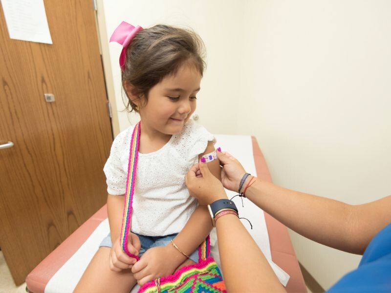 Kind krijgt pleister van dokter