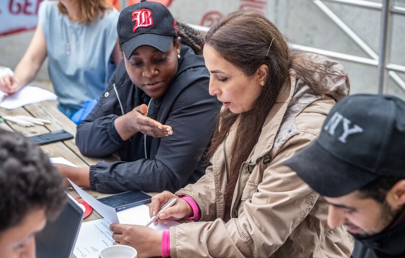 jonge mensen praten met elkaar over een brief