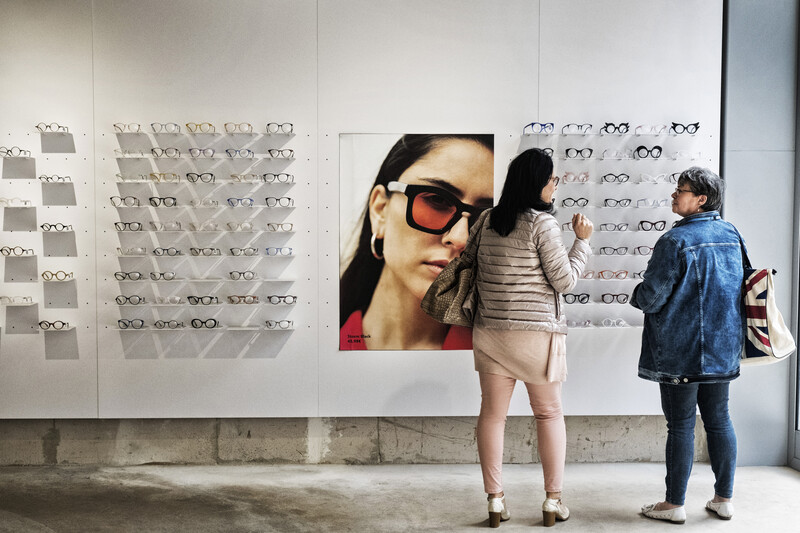 Twee vrouwen in brillenwinkel