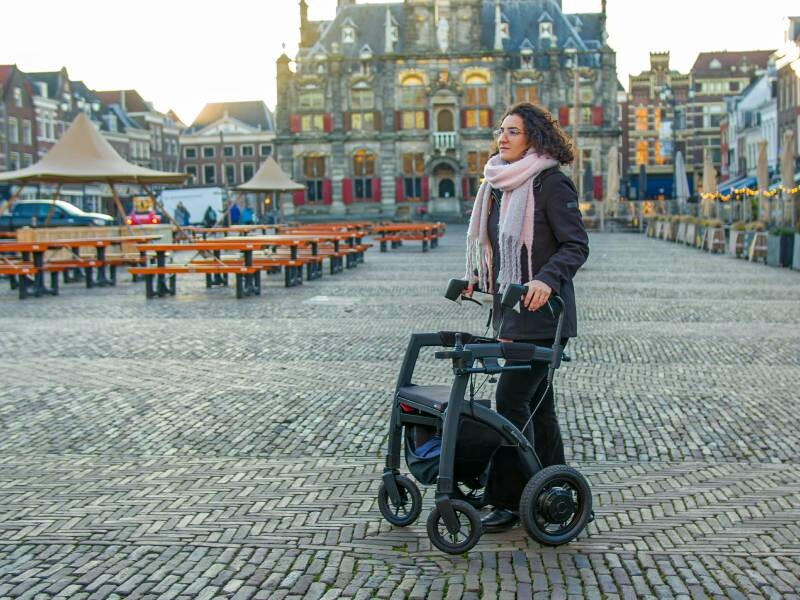 Vrouw met rollator op Grote Markt