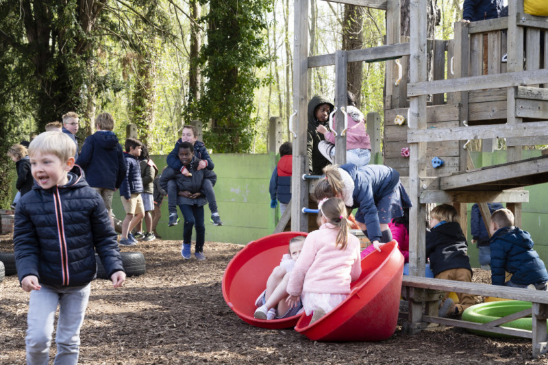 Kinderen spelen op een speelplaats