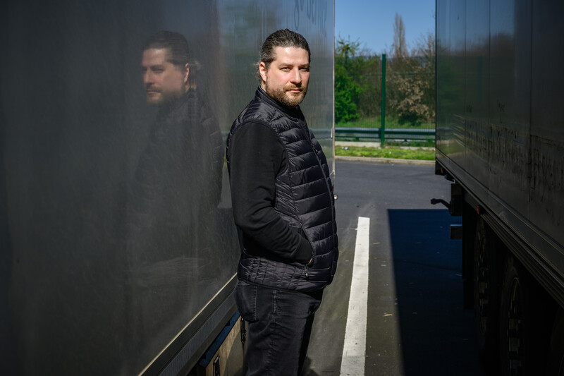 Stefan Popescu vrachtwagenchauffeur tussen twee geparkeerde vrachtwagens