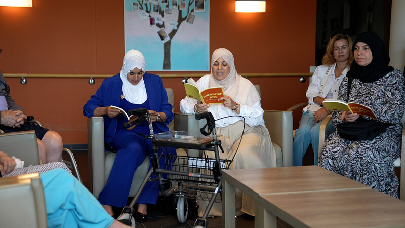 Cursisten 'De schooltas' stellen boek met eigen verhalen voor