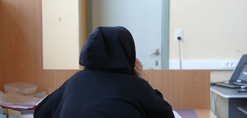 meisje met hoodie in klas