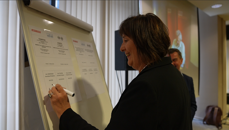 ACV-voorzitter Ann Vermorgen ondertekent het Charter Gender Mainstreaming