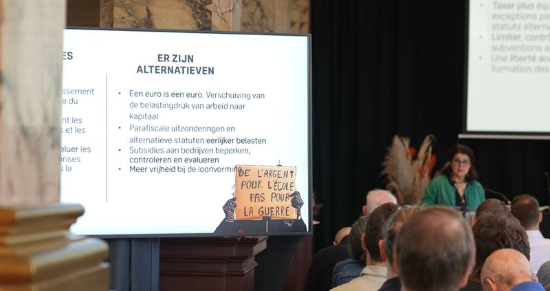 persconferentie in een zaal met toehoorders over alternatieven voor de begroting