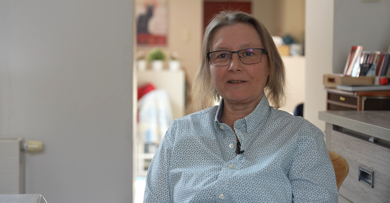 Sonja Diels, vrouw met wit hemd in haar woonkamer