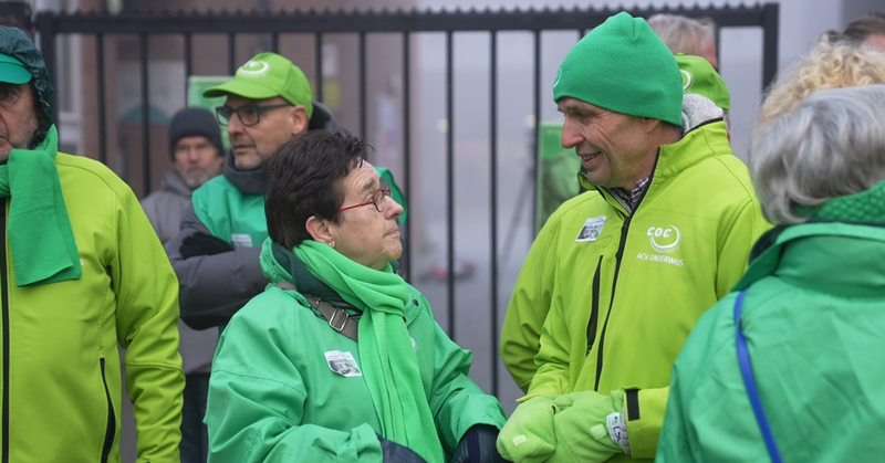 Leerkrachten en miltanten van COC/COV staan aan het stakingspiket.