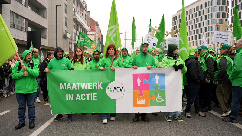 Maatwerkers betogen in Brussel met spandoek