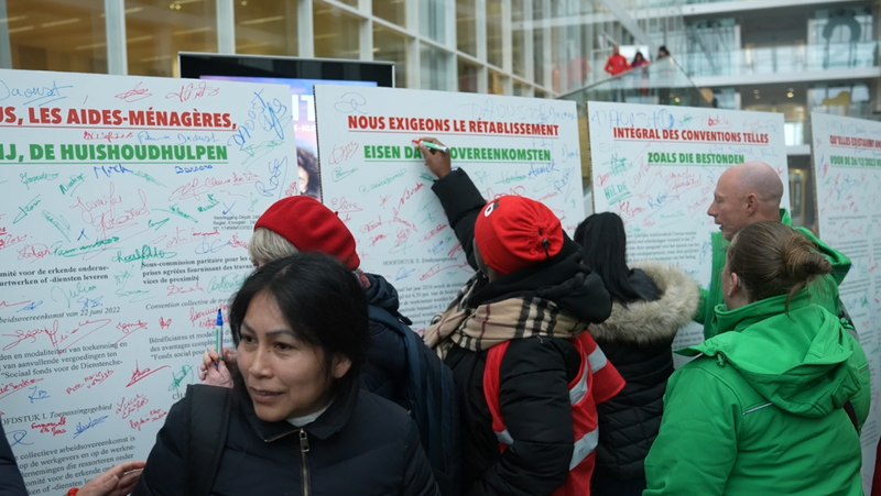 Huishoudhulp aan het werk in de keuken