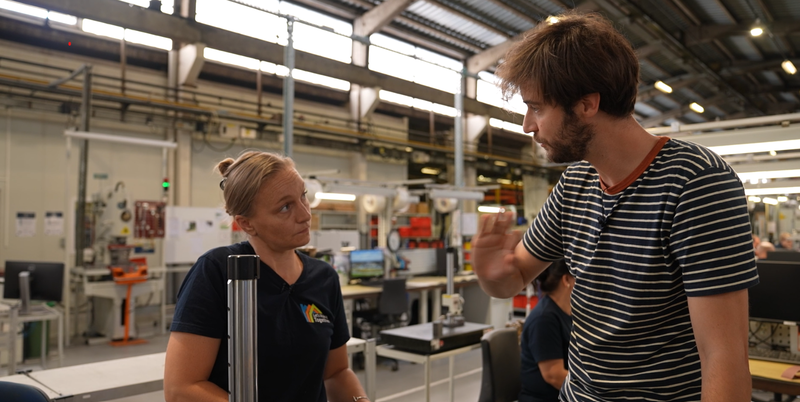 Coach Vokans geeft taalles op de werkvloer bij Proferro