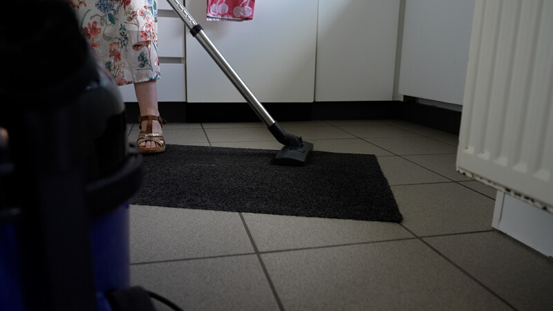 huishoudhulp aan het stofzuigen