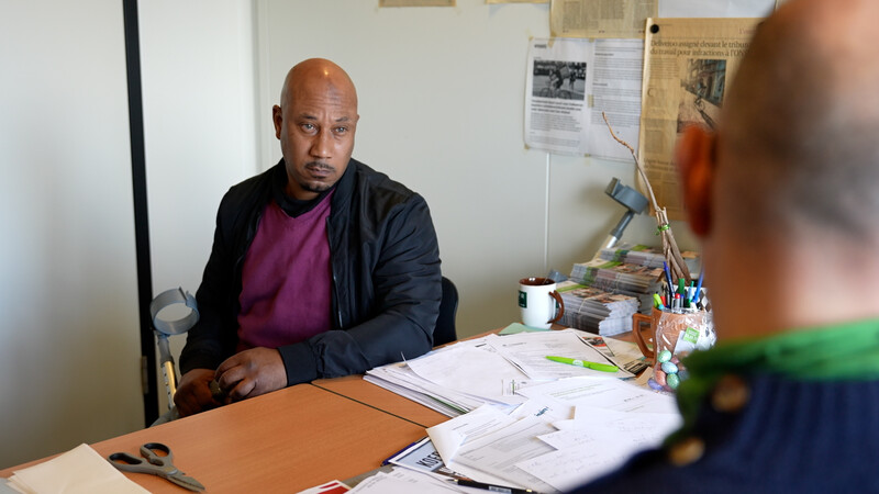 twee mannen aan bureaumeubel