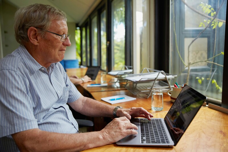 Oudere man werkt op laptop