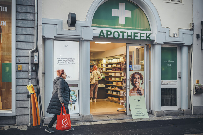vrouw met boodschappentas voor apotheek
