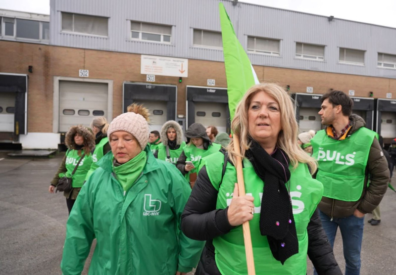 Actievoerders ACV met spandoeken in Zellik voor vakbondsoverleg met Delhaize