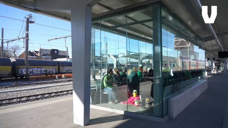 vergadering, beweging.net, perron, trein, wachtlokaal, mensen