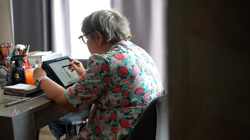vrouw aan bureau op tablet