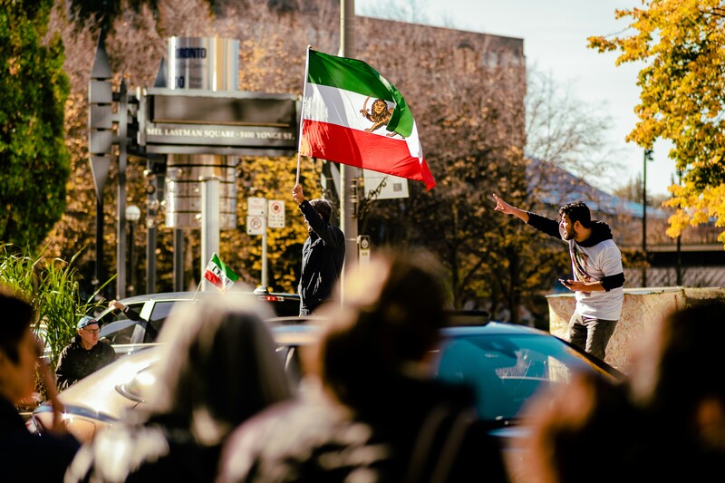 Protest voor een vrij Iran, met de Iraanse vlag