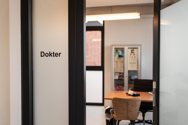 Deur staat open en we kijken binnen in een dokterspraktijk