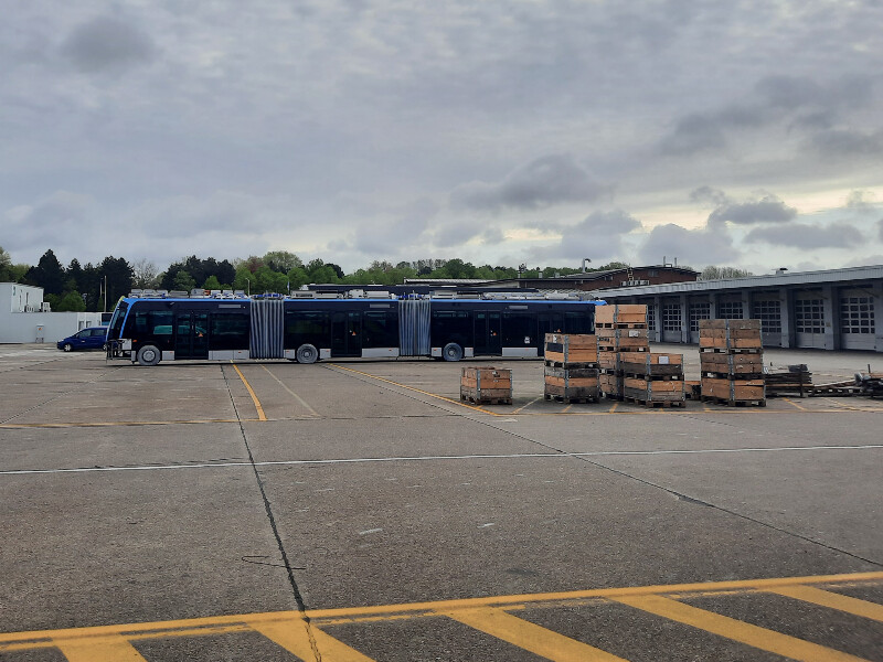 Bijna afgewerkte, lange gelede bus op de site van Van Hool