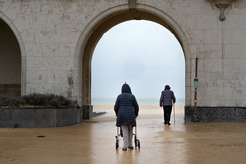 oudere mensen aan de kust
