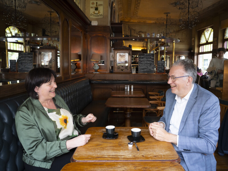 Ann Vermorgen voorzitter ACV en Luc Van Gorp voorzitter CM tijdens interview drinken een koffie