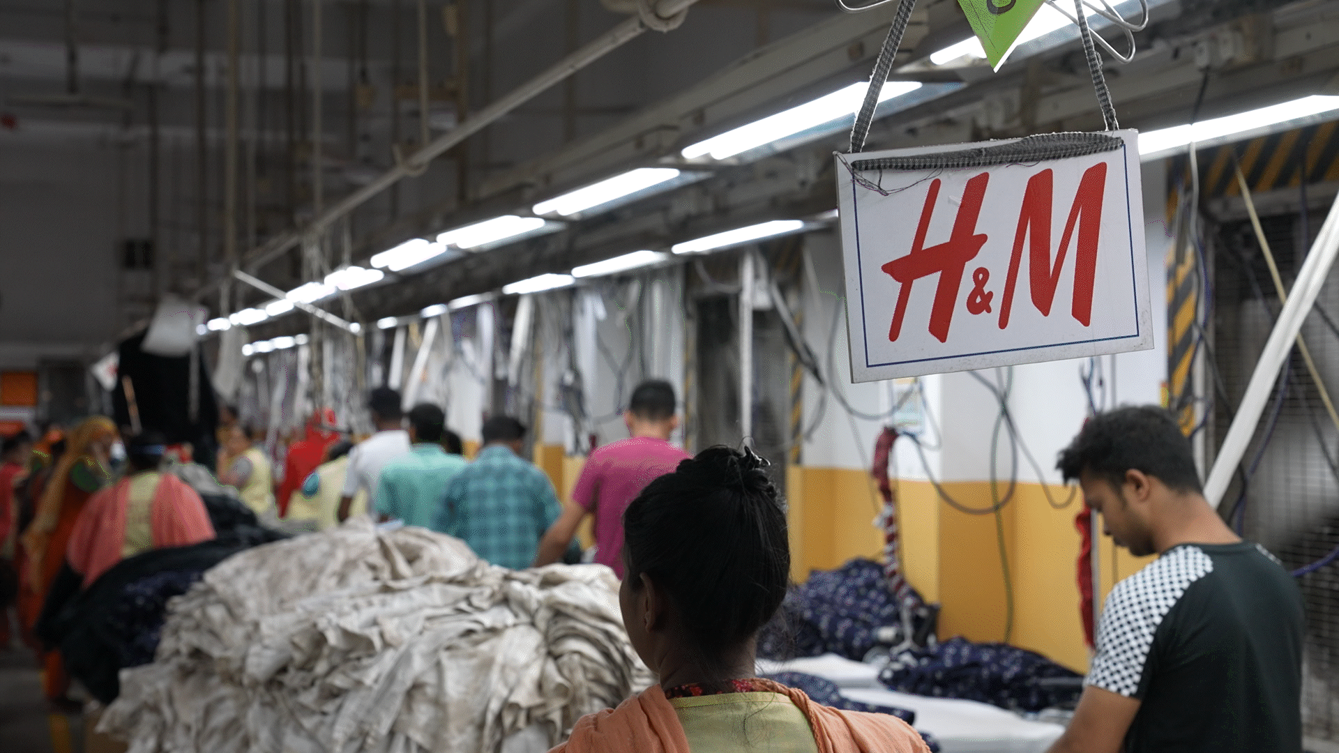 Bengalese textielarbeiders zijn aan het werk in een fabriek