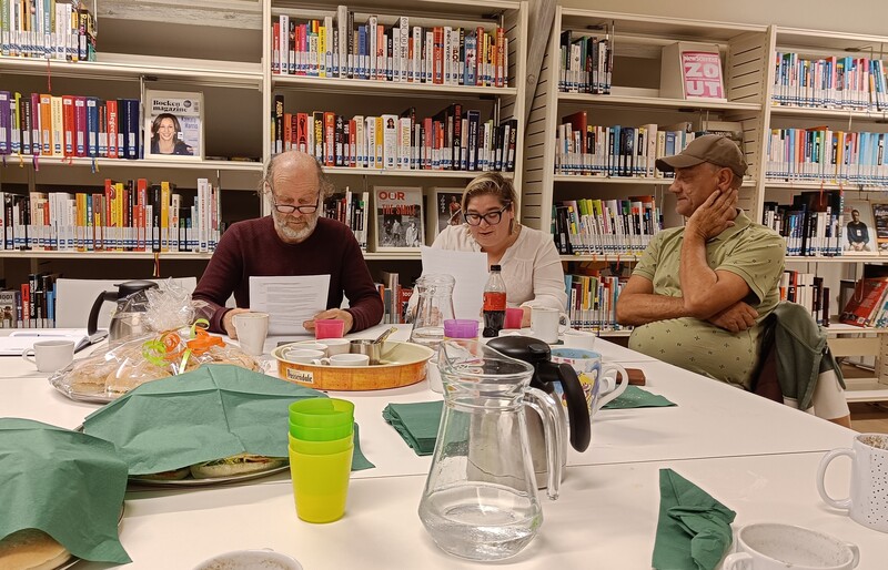 Verteltafels waar personen in (kans)armoede openhartig hun ervaringen delen als basis voor het theaterstuk 'Open Kaart Spelen' 