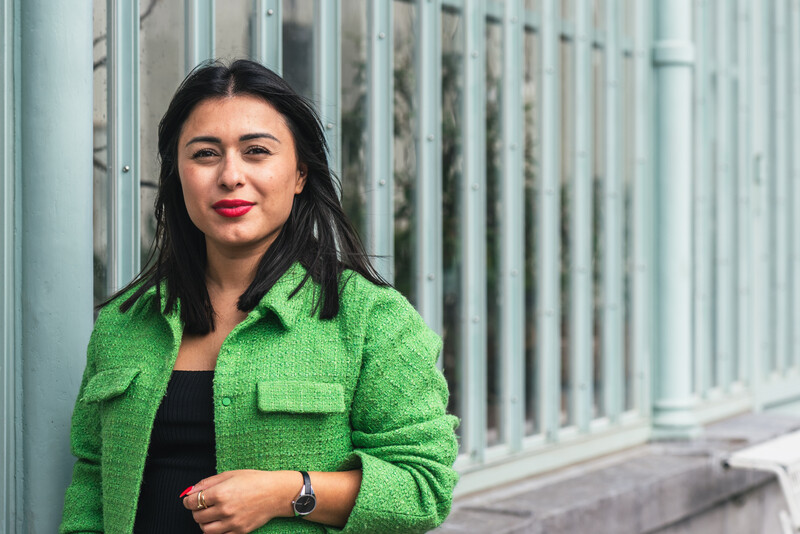 Mariam  Harutyunyan poseert voor het traliewerk van de Botanique in Brussel