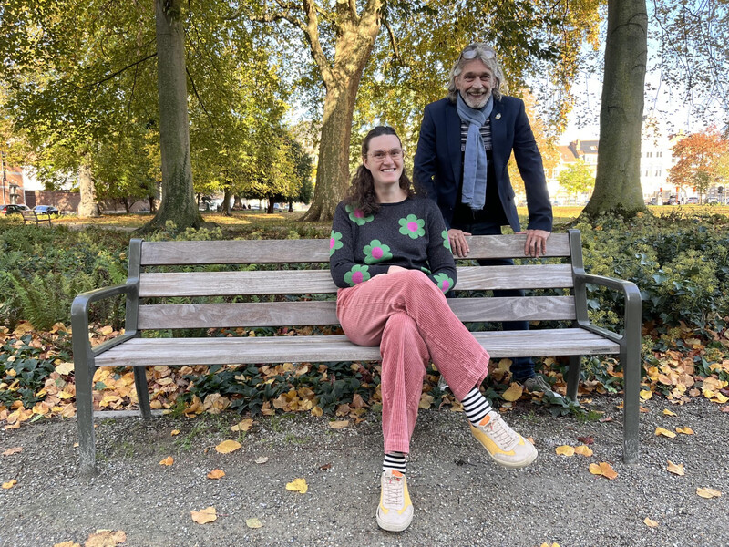 Foto van Silke Clauw, netwerkcoördinator bij CM, en Patrick die tijdens de wandeling zijn verhaal vertelt over hoe hij in armoede belandde 