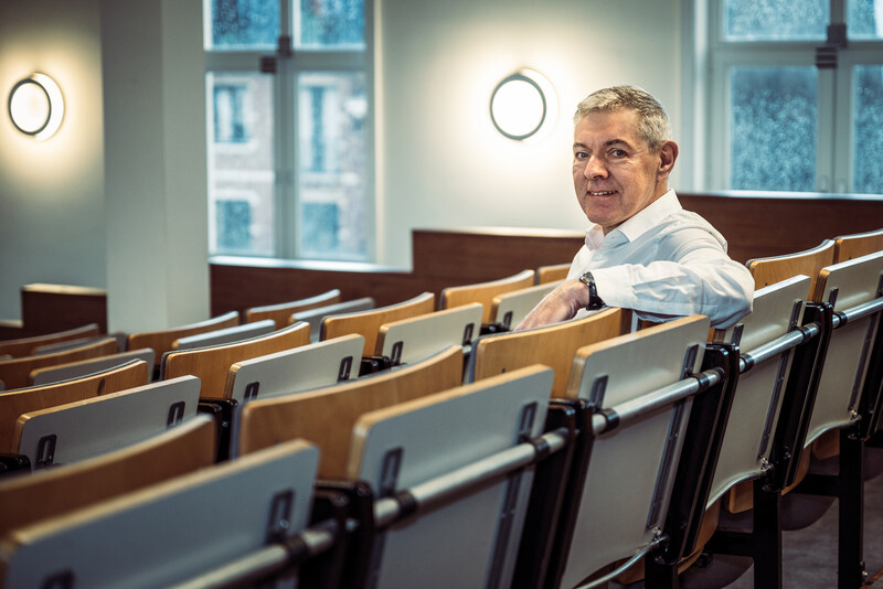 professor André Decoster in de aula