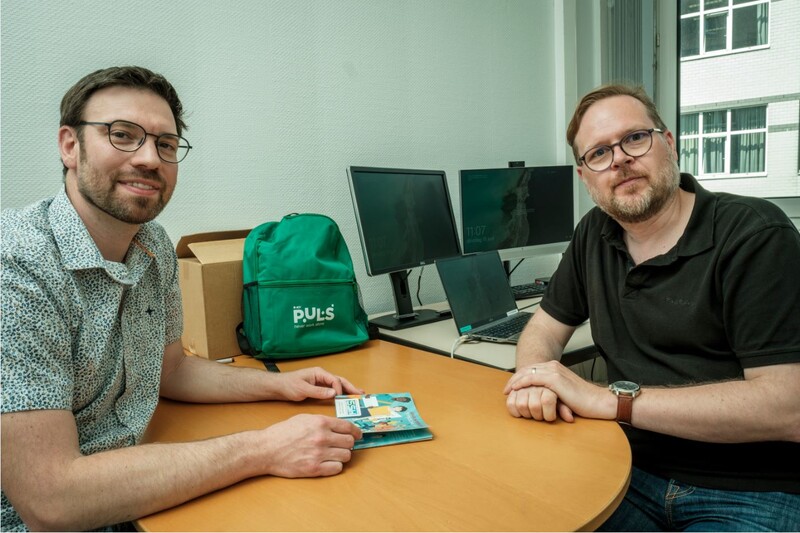 Peter Steyaert, coördinator van de opleiding syndicaal werk, en Bart Heyndrickx, ACV-afgevaardigde bij Pfizer. 