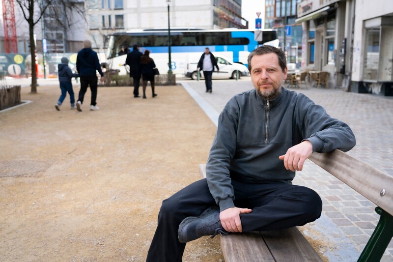 man op een bank in brussel
